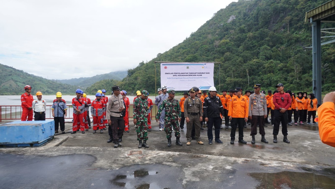SIMULASI -- Personel PLN Nusantara Power Unit Pembangkitan Bakaru didukung TNI-Polri, BPBD, dan aparat pemerintah setempat melakukan apel kesiagaan bencana dan simulasi penyelamatan tanggap darurat di Bendungan PLTA Bakaru.