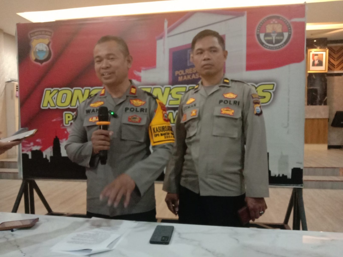 TAWURAN -- Kasi Humas Polrestabes Makassar, AKP Wahiduddin (kiri), memberikan keterangan pengungkapan siswa SMA yang terlibat tawuran dan diamankan enam orang melalui press release di aula Mappaoddang Polrestabes Makasaar.