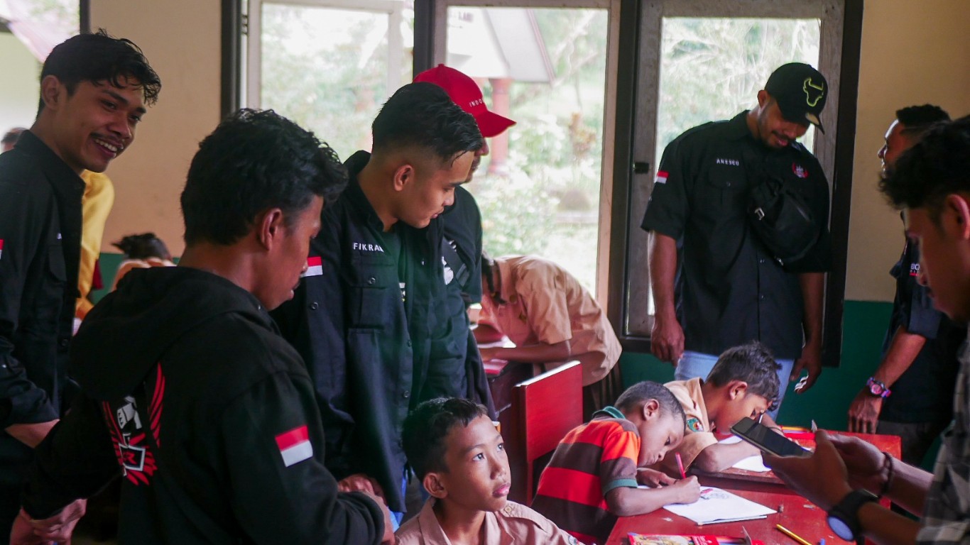KUNJUNGAN -- Komunitas motor CBR didukung Astra Motor Sulawesi Selatan saat mengunjungi SLB Tuna Rungu Karya Kasih Ambon.