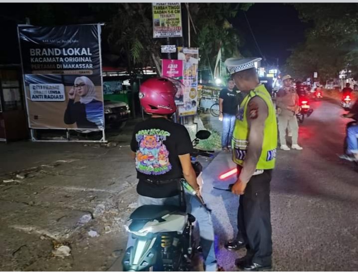 RAZIA -- Jajaran Polsek Tamalanrea saat melaksanakan razia 3C dan tindak kejahatan lain di wilayah hukum Polsek Tamalanrea.