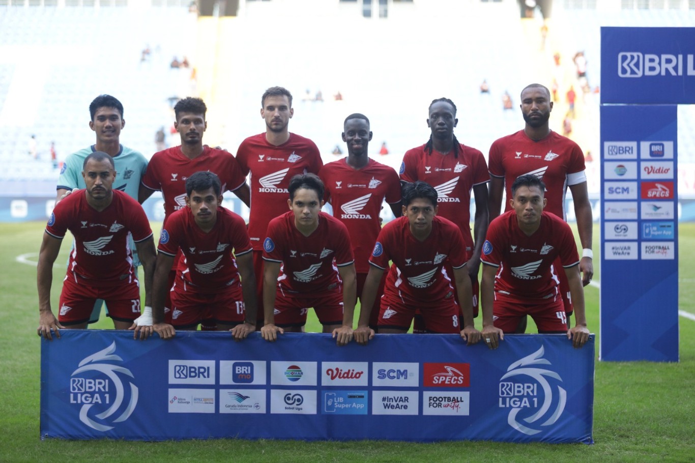 SPONSOR UTAMA -- Para pemain PSM dengan mengenakan jersey Honda saat  foto bersama sebelum melakukan pertandingan melawan Persis Solo di Stadion Batakan, Balikpapan, Kalimantan Timur yang menjadi homebase PSM saat ini, Sabtu (10/8). Jersey Honda ini menjadi pembuktian kalau Astra Motor kembali menjadi sponsor utama PSM Makassar di Liga 1 musim 2024/2025.