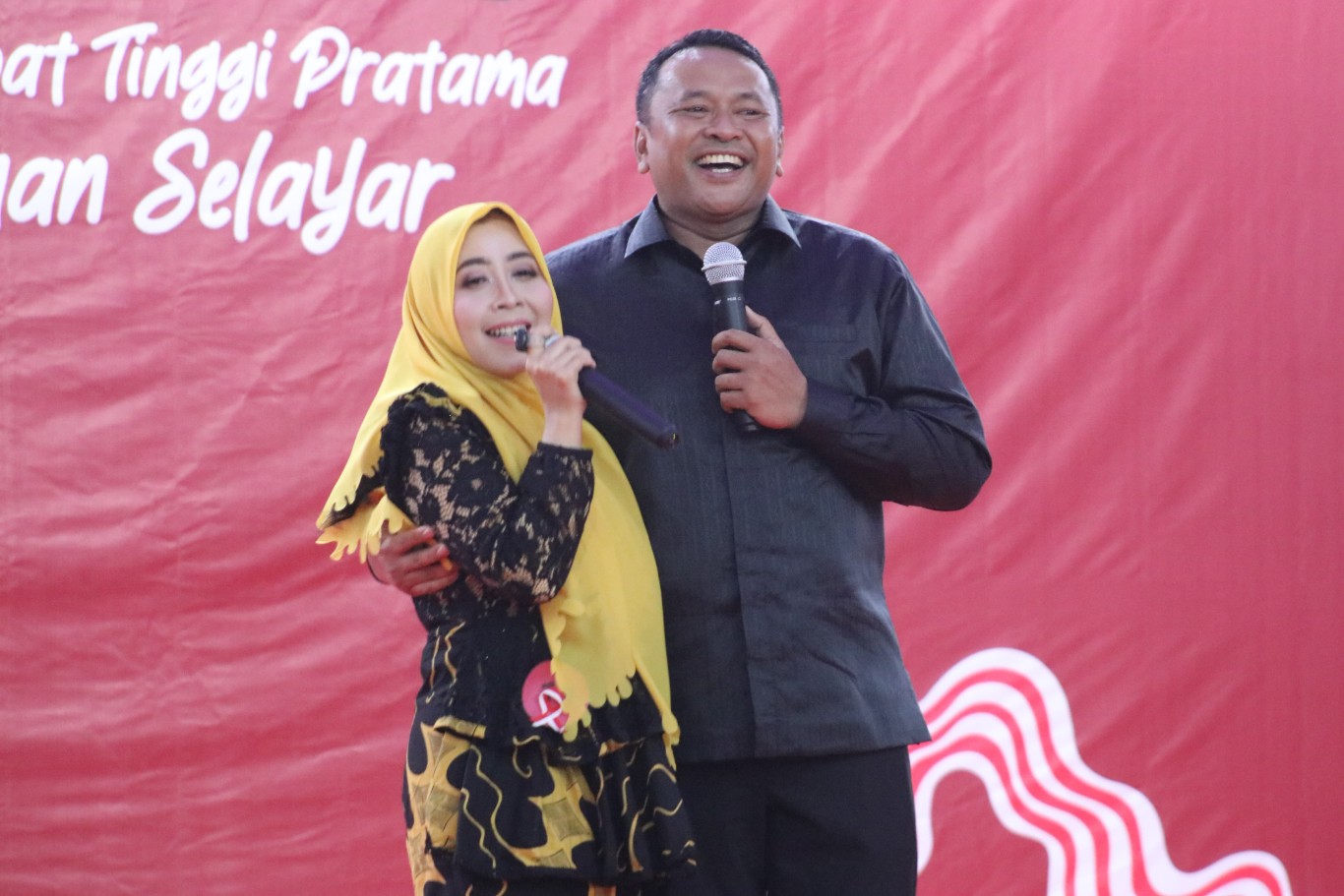 Lomba Karaoke Antar Pejabat, Duet Sekda Mesdiyono bersama Istri Hipnotis Penonton dengan Tembang “Suka Sama Kamu”