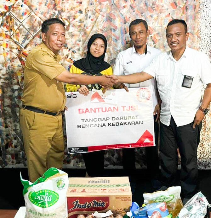 BANTUAN -- Staf TJSL PT Semen Tonasa, Akmal Abdullah dan Malik Sore mewakili manajemen PT Semen Tonasa menyerahkan bantuan kepada korban kebakaran yang diterima Camat Liukang Tupabiring, Muh Fitri Mubarak.