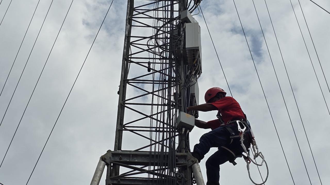5G STANDALONE -- Memperingati Hari Kemerdekaan ke-79 Republik Indonesia, Telkomsel sebagai penyedia layanan telekomunikasi digital terdepan di kawasan menegaskan kembali komitmennya yang terinspirasi oleh Semangat Indonesia dan sejalan dengan visi serta misi Perusahaan, menghadirkan teknologi 5G Standalone (5G SA) pertama di Indonesia melalui ragam pemanfaatan dalam mendukung transformasi digital lintas sektor industri.