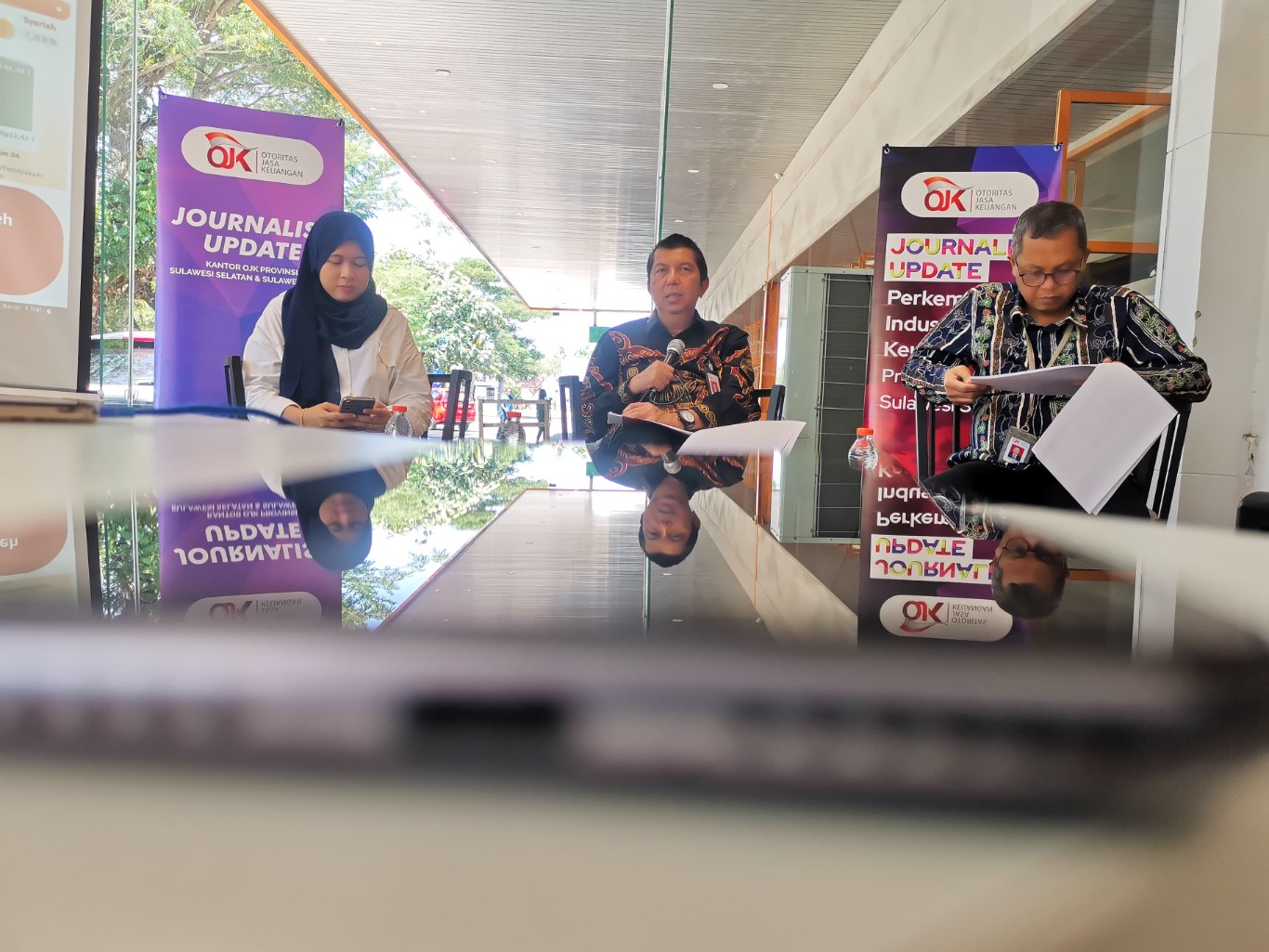 JASA KEUANGAN -- Kepala OJK Provinsi Sulawesi Selatan dan Sulawesi Barat, Darwisman (tengah) sedang menjelaskan mengenai perkembangan sektor jasa keuangan di daerah ini sepanjang semester pertama 2024 didampingi Direktur Pengawasan Lembaga Jasa Keuangan Kantor OJK Provinsi Sulselbar, Budi Susetiyo.