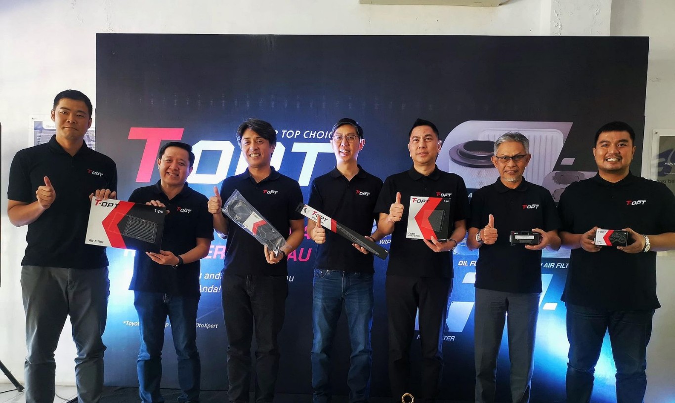 PRODUK SPAREPART BARU -- Kiri ke kanan: Koichi Kobayasi selaku Executive Coordinator Aftersales Business Division PT Toyota Astra-Motor, Agus Setiawan selaku General Manager Aftersales Business Division PT Toyota Astra-Motor, Hiroyuki Oide selaku Marketing Director PT Toyota-Astra Motor, Anton Jimmi Suwandy selaku Marketing Director PT Toyota-Astra Motor, Robby Wijaya selaku Chief Operation Officer Kalla Toyota, Sjaiful Kasim selaku Chief Finance Officer Kalla Toyota dan M Noor Iqbal Yafie selaku Aftersales & Customer Experience General Manager Kalla Toyota, saat memperkenalkan produk sparepart terbaru dari TAM