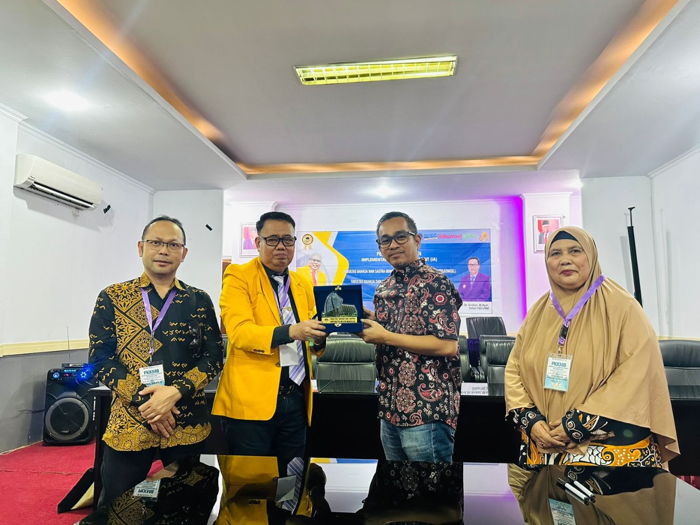 CINDERAMATA -- Manager Mobile Consumer Telkomsel Branch Makassar, Robby Yandy menerima cinderamata dari Dekan Bahasa dan Sastra Universitas Negeri Makassar, Prof Anshari usai penandatanganan nota kesepahaman yang dilakukan di Fakultas Bahasa dan Sastra Universitas Negeri Makassar, Jalan Daeng Tata Raya Makassar, pada Jumat, 16 Agustus 2024.