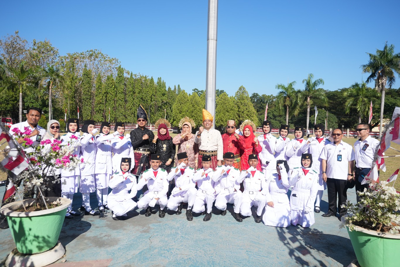 UPACARA HUT RI -- Direktur Utama PT Semen Tonasa, Asruddin (tengah) bersama isteri didampingi Direktur Keuangan, Anis (kanan) dan Direktur Operasi, Mochamad Alfin Zaini (kiri) masing-masing bersama isteri, foto bersama pasukan Paskibra usai melaksanakan upacara bendera peringatan HUT ke-79 Kemerdekaan RI, di halaman kantor pusat PT Semen Tonasa, Sabtu, 17 Agustus 2024.