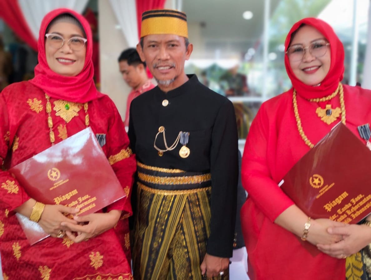 IST TERIMA PENGHARGAAN--Bakal calaon wakil bupati Soppeng Andi Adawiah usai menerima empat penghargaan 