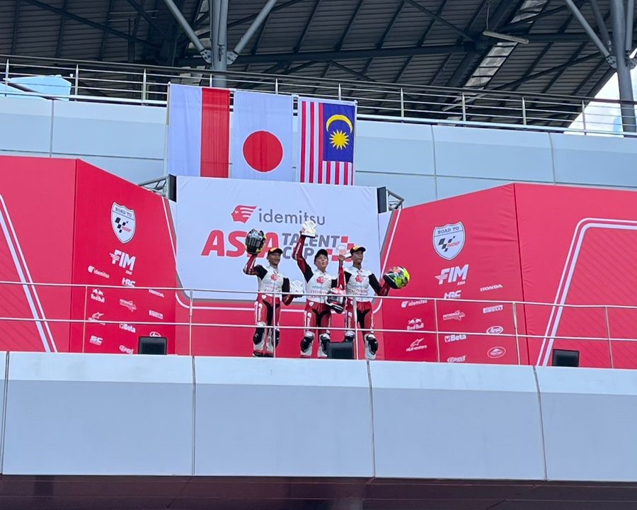 BERKIBAR -- Keberhasilan Kiandra Ramadhipa meraih podium kedua telah ikut mengibarkan merah putih podium IATC seri kedua di Sepang International Circuit, Malaysia, tepat pada perayaan HUT ke-79 kemerdekaan Indonesia.