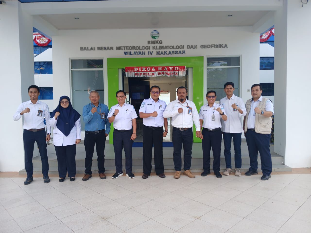 KERJA SAMA -- Manager PLN Nusantara Power Unit Pembangkitan Bakaru, Yan Suprayogi (empat dari kanan) dan  Kepala BMKG Sulawesi Selatan, Irwan Slamet (lima dari kanan) didampingi masing-masing staf foto bersama usai menandatangani perjanjian kerja sama.