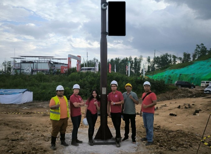 SMART POLE -- Tim lapangan representatif PINS dan CHT INFINITY mengawal dan memantau pemasangan Smart Pole di Sumbu Barat Istana Presiden, Jumat (16/8) lalu.