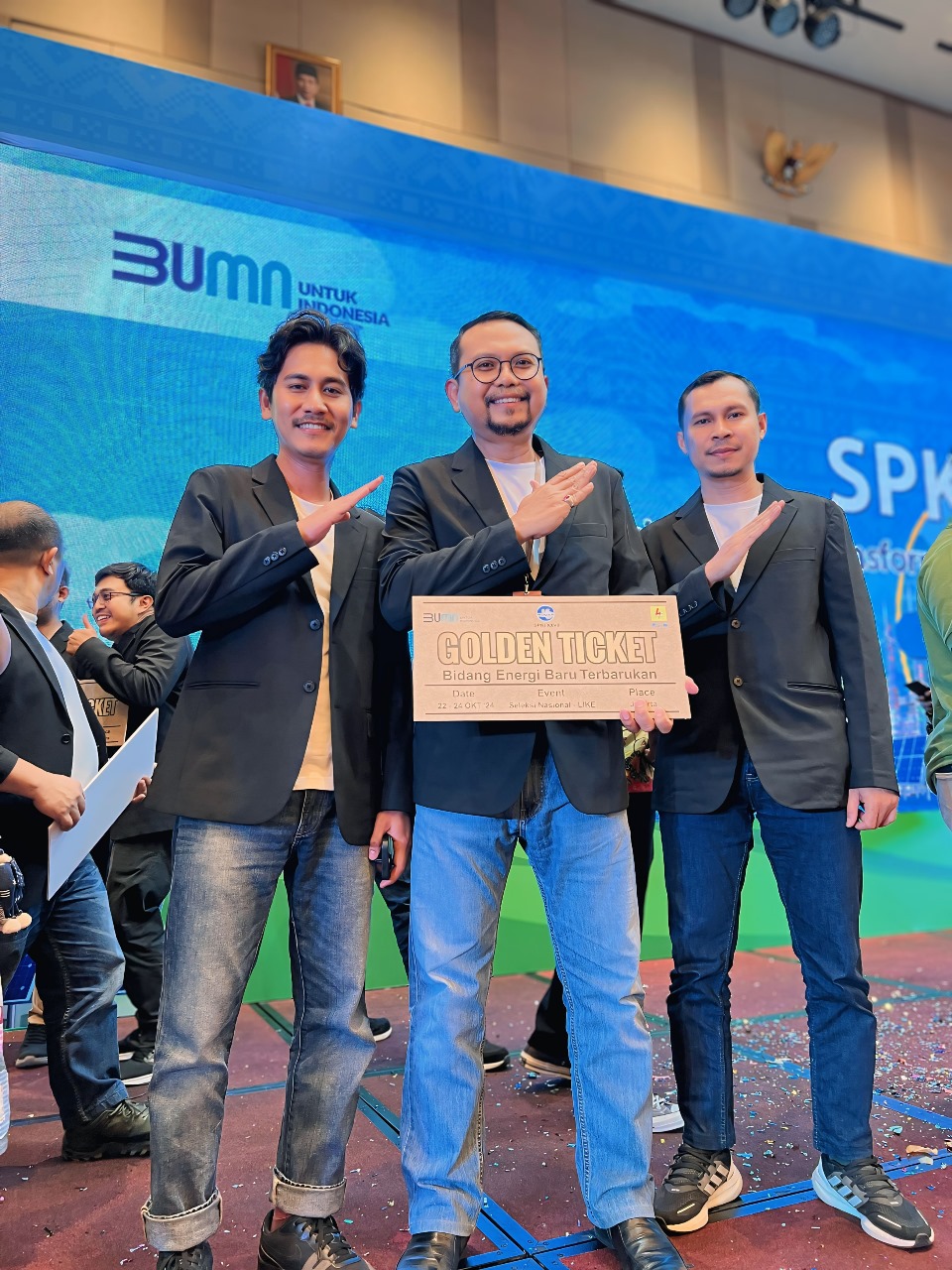 GOLDEN TICKET -- Tim PLN Nusantara Power Unit Pembangkitan Bakaru tersenyum bahagia setelah meraih Golden Ticket ke tahap nasional dalam Seleksi Penghargaan Karya Inovasi ke XXVII PLN.