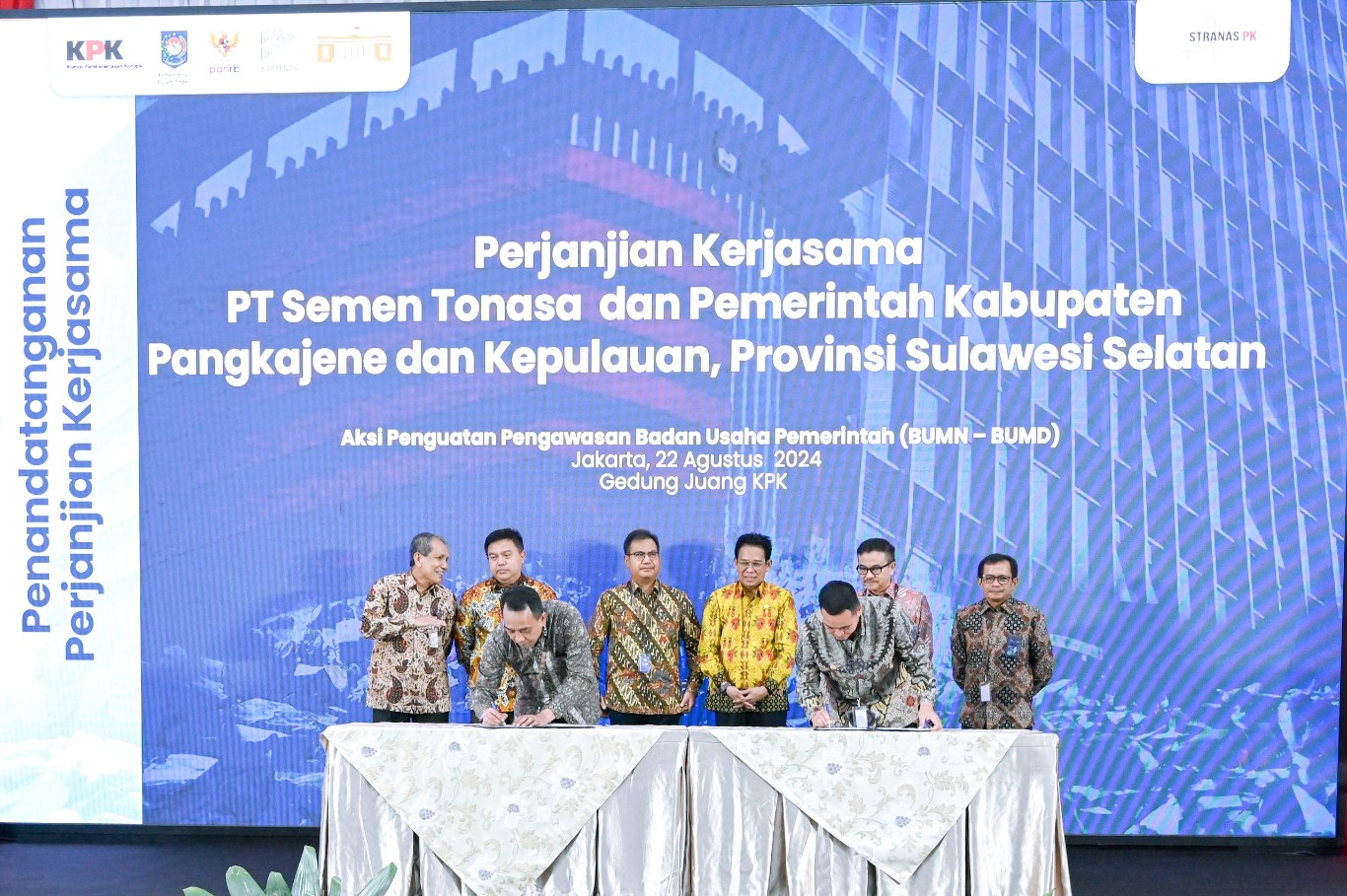 KERJA SAMA -- Direktur Utama PT Semen Tonasa, Asruddin (kiri) dan Bupati Pangkep, Muhammad Yusran Lalogau disaksikan Sekretaris Provinsi Sulawesi Selatan, H Jufri Rahman dan komisioner KPK, menandatangani perjanjian kerja sama terkait pemanfaatan material RDF, di Gedung Juang KPK RI, Jakarta, Kamis, 22 Agustus 2024.
