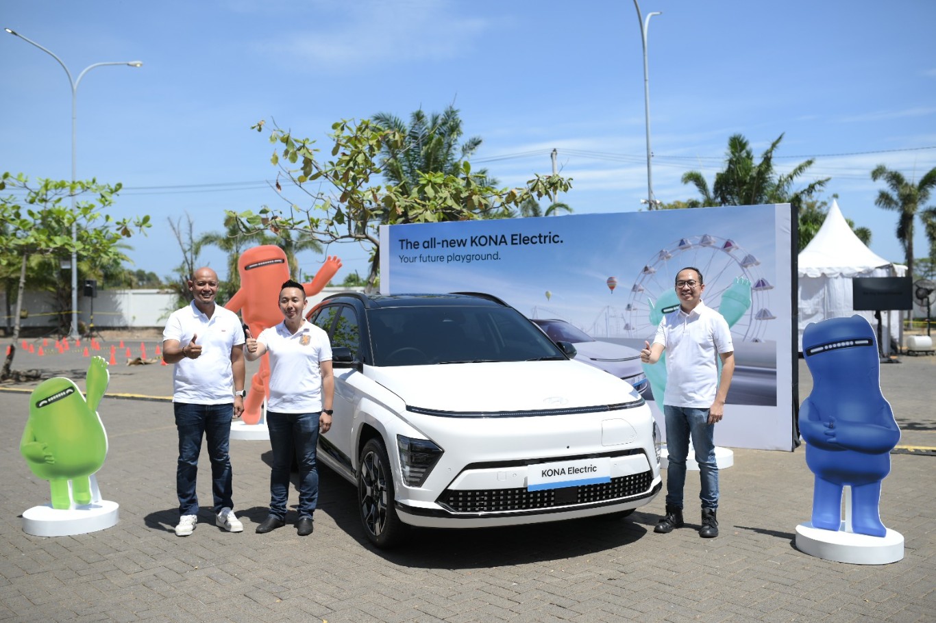 PELUNCURAN -- Head of Marketing Department Hyundai Motors Indonesia, Arie Hermawan (kanan) bersama Operational Manager Sinar Galesong Mobilindo, Dodik (tengah) dan Operational Manager Gowa Modern Motor, Chitra Ortho Prayundityo (kiri) saat meluncurkan all new KONA pada acara Festival Merdeka Berkendara di TSM Makassar, Sabtu (24/8).