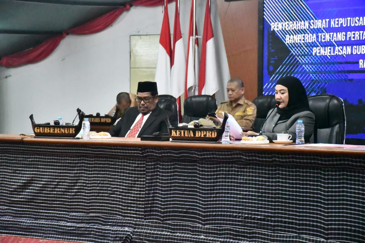 PIMPIN RAPAT -- Ketua DPRD Sulawesi Barat, Dr Hj Sitti Suraidah Suhardi didampingi Asisten II Bidang Perekonomian dan Pembangunan, Mukhtar mewakili Pj gubernur memimpin Rapat Paripurna dalam rangka penyerahan Surat Keputusan Pimpinan DPRD Sulawesi Barat terkait penyempurnaan Ranperda tentang pertanggungjawaban pelaksanaan APBD Tahun Anggaran 2023.