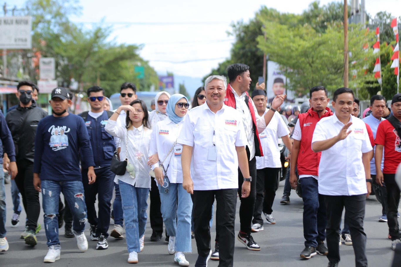 IST MENGAWAL--Ribuan massa mengawal bakal pasangan calon bupati dan wakil bupati Pinrang Andi Irwan Hamid - Sudirman Bungi dari lokasi deklarasi menuju gedung KPU Pinrang 