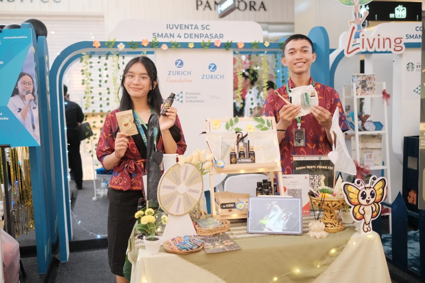 MANFAAT -- Siswa dan siswi salah satu SMU yang telah mendapatkan edukasi persembahan dari Zurich Entrepeneurship Program.