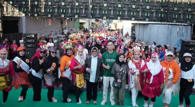 IST KEMBALI BERSAMA--Pasangan bakal calon wali kota dan wakil wali kota makassar Indira Yusuf Ismail - Ilham Ari Fauzi kembali bersama dalam kegiatan senan ininnawa 