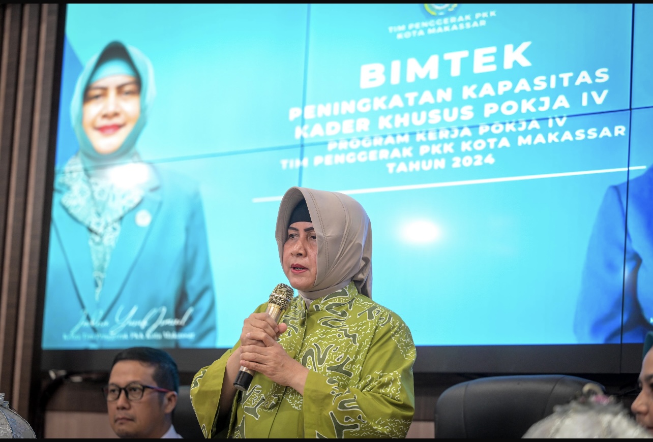 ist PENGARAHAN--Ketua TP PKK Kota Makassar, Indira Yusuf Ismail memberikan pengarahan di kegiatan program pelatihan intensif untuk meningkatkan kapasitas UMKM Binaan PKK seluruh kecamatan yang digelar di Inkubator UKM Dinas Koperasi, Senin (29/7). 