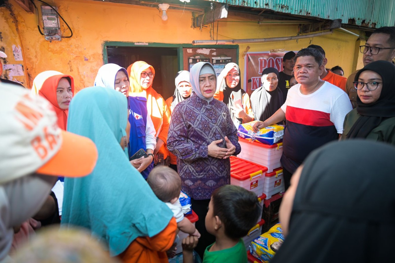 ist BANTUAN--Ketua TP PKK Kota Makassar, Indira Yusuf Ismail memberikan bantuan berupa sembako dan perlengkapan bayi. Bantuan ini diserahkan langsung oleh Indira Yusuf Ismail kepada para korban di lokasi kebakaran di Maccini Gusung, Selasa (6/8).