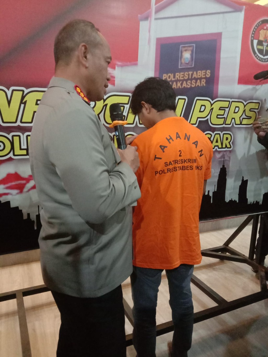 LAKALANTAS -- Kapolrestabes Makassar, Kombes Pol Mokhamad Ngajib menginterogasi pelaku tabrak lari yang diamanakan di Mapolrestabes Makassar.