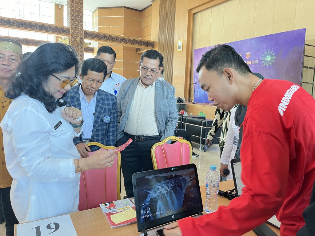 IST JOB FAIR--Kadisnaker Kota Makassar, Nielma Palamba memantau kegiatan Job Fair.Bursa yang dibuka untuk para pencari kerja tersebut digelar selama dua hari, 21-22 Agustus 2024 di Wisma Negara, CoI Makassar.
