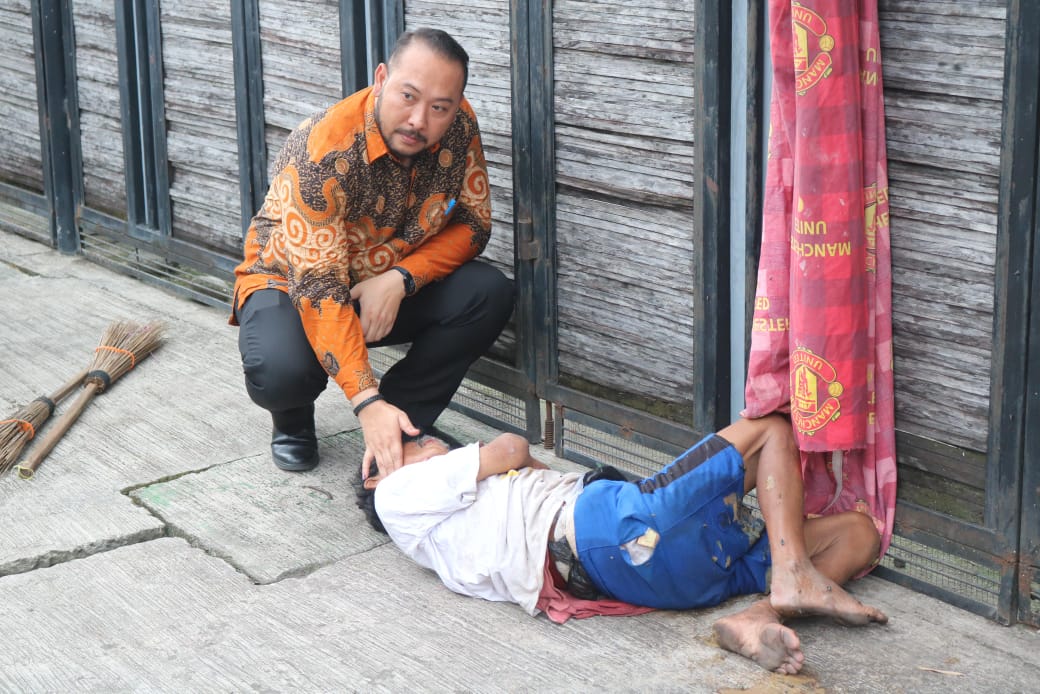 ist TURUN--Kadis Sosial Kota Makassar Andi Pangeran Nur Akbar turun langsung memantau keberadaan ODGJ yang berada di sejumlah titik di kota Makassar.Dinsos saat ini mengoptimalkan mitigasi sosial.