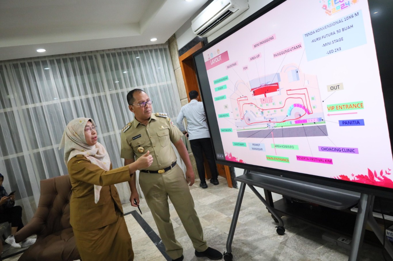 ist MENJELASKAN--Wali Kota Makassar Moh Ramdhan Pomanto didampingi Plt Kadis Kominfo Kota Makassar Ismawaty Nur menjelaskan di layout lokasi acara dalam rapat persiapan KIM Fest 2024 berlangsung di Amirullah, Senin (5/8).