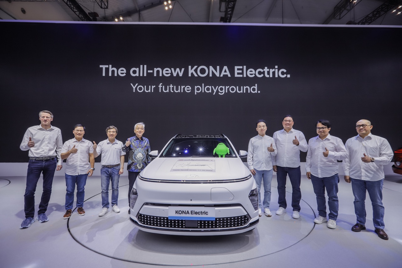 KONA ELECTRIC -- Kiri ke kanan: Till Wartenberg, Vice President of Hyundai N & Motorsports, Bong Kyu Lee, President Director of Hyundai Motor Manufacturing Indonesia, Seong Nam Kim, President of Hyundai Motor Asia Pacific Headquarters, Lee Sang Deok, South Korean Ambassador for Indonesia, Woojune Cha, President Director of HMID, Fransiscus Soerjopranoto, Chief Operating Officer HMID, Budi Nur Mukmin, Chief Marketing Officer HMID, Diky Zulkarnaen, Chief Sales Officer HMID saat peluncuran All-New KONA Electric di GIIAS 2024