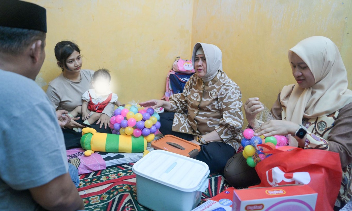 ist KUNJUNGI--Ketua TP PKK Kota Makassar, Indira Yusuf Ismail, menunjukkan kepedulian dan keprihatinan mendalam terhadap kasus penganiayaan yang menimpa seorang bayi berusia 10 bulan di Kecamatan Tamalate.