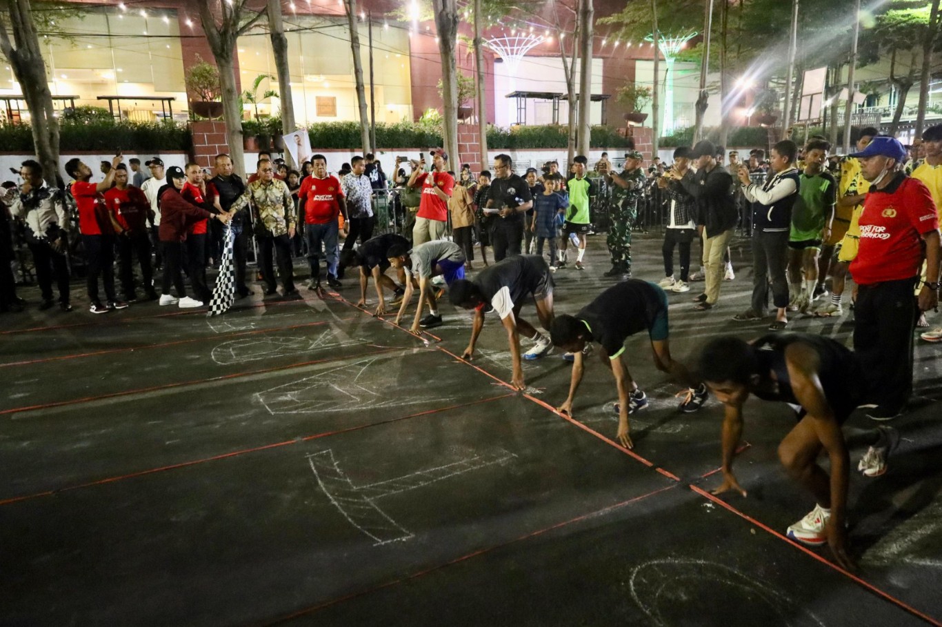 ist LANTANG BANGIA--Dispora Makassar berkolaborasi dengan Polrestabes Makassar menggelar Lantang Bangia Run Race 2024, di Anjungan Losari, Sabtu (3/8) malam.