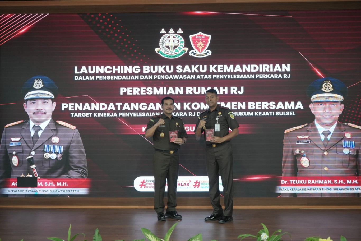 LAUNCHING -- Kajati Sulsel, Agus Salim (kiri) ketika melaunching buku saku RJ di aula lantai 8 kantor Kejati Sulsel.