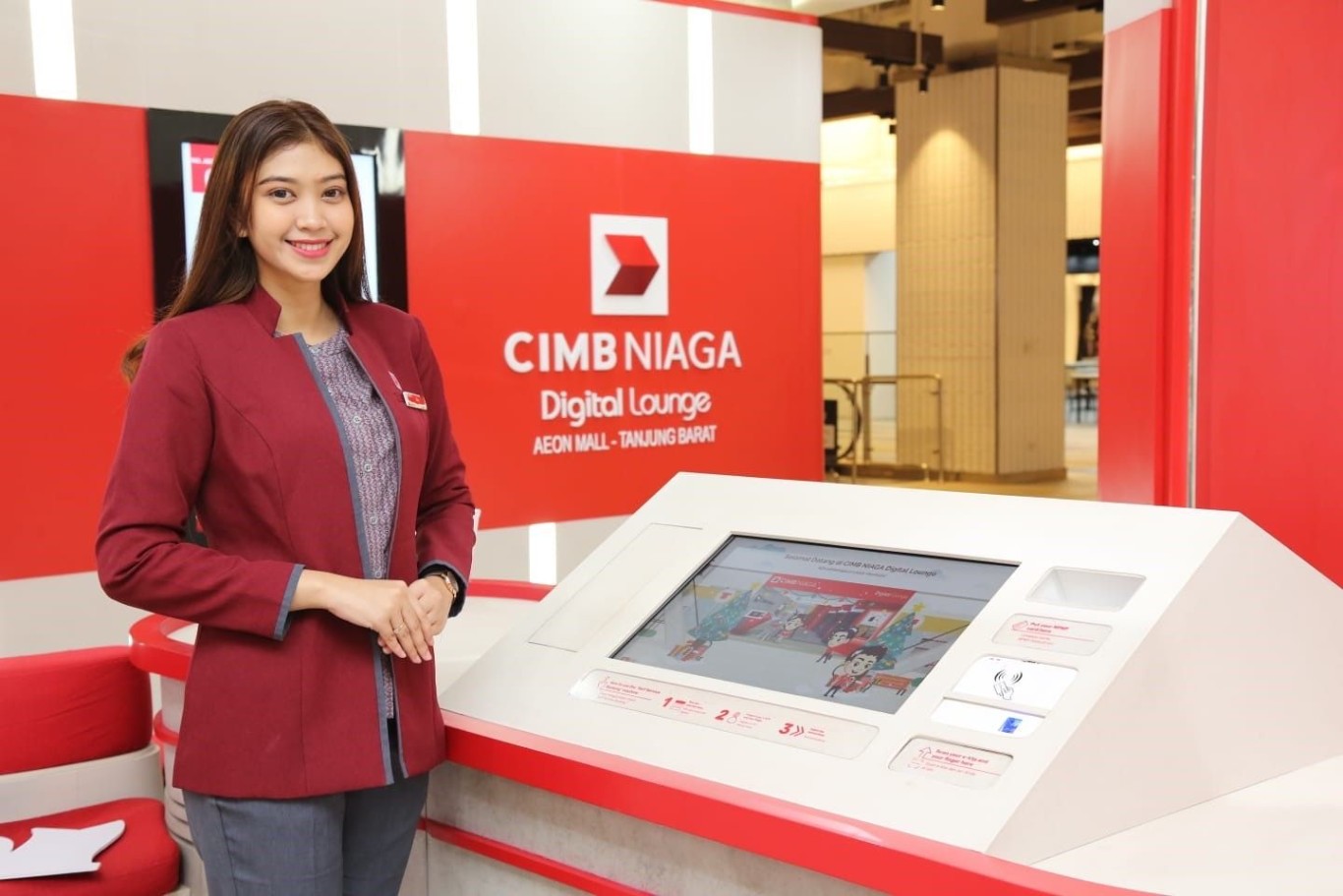 LAYANI NASABAH -- Customer service CIMB Niaga siap memberikan pelayanan terbaik kepada para nasabahnya.