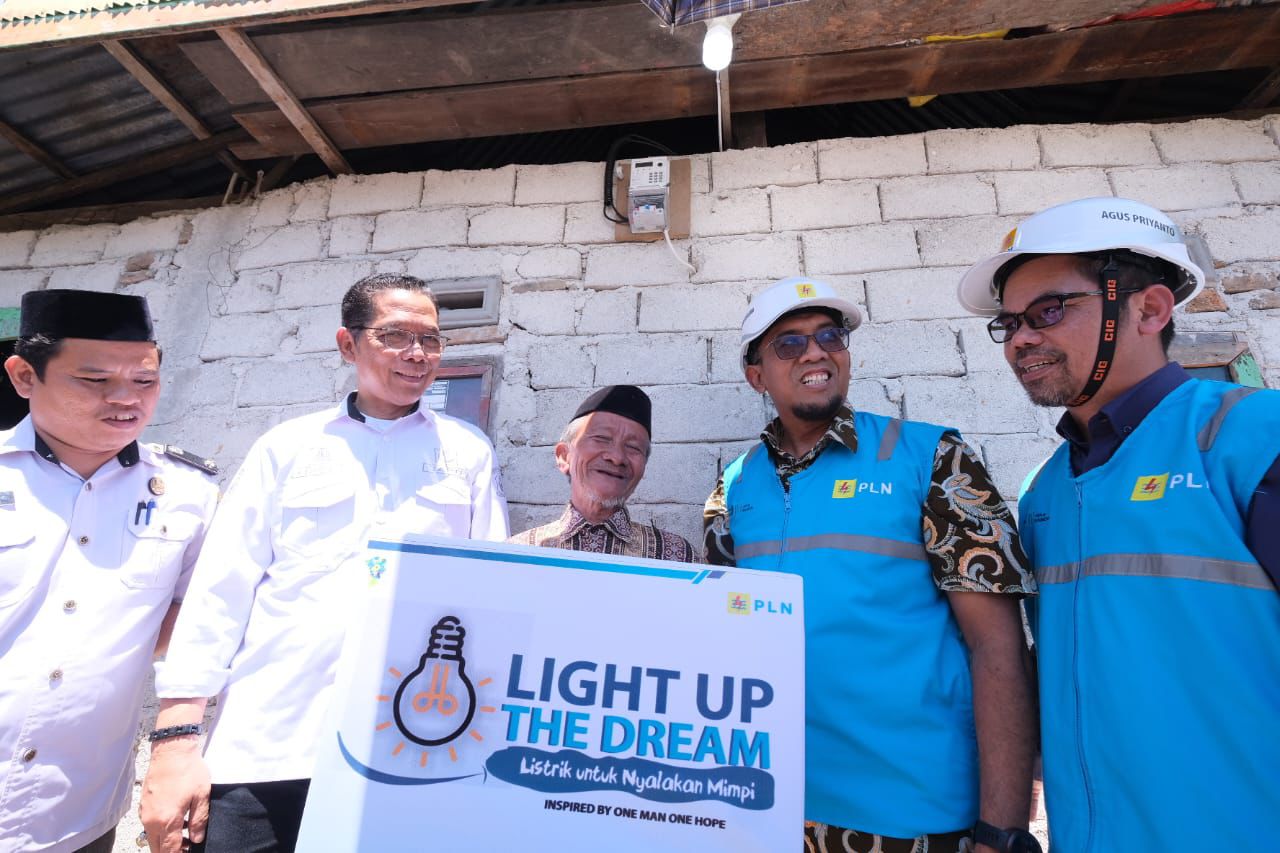 LIGHT UP THE DREAM -- GM PLN UID Sulselrabar, Budiono (dua dari kanan) bersama Jajaran Manajemen PLN UID Sulselrabar dan Pemerintah Kabupaten Jeneponto, menyalakan secara simbolis listrik di rumah Muntu Rewa, warga Kabupaten Jeneponto, penerima manfaat Light Up The Dream.