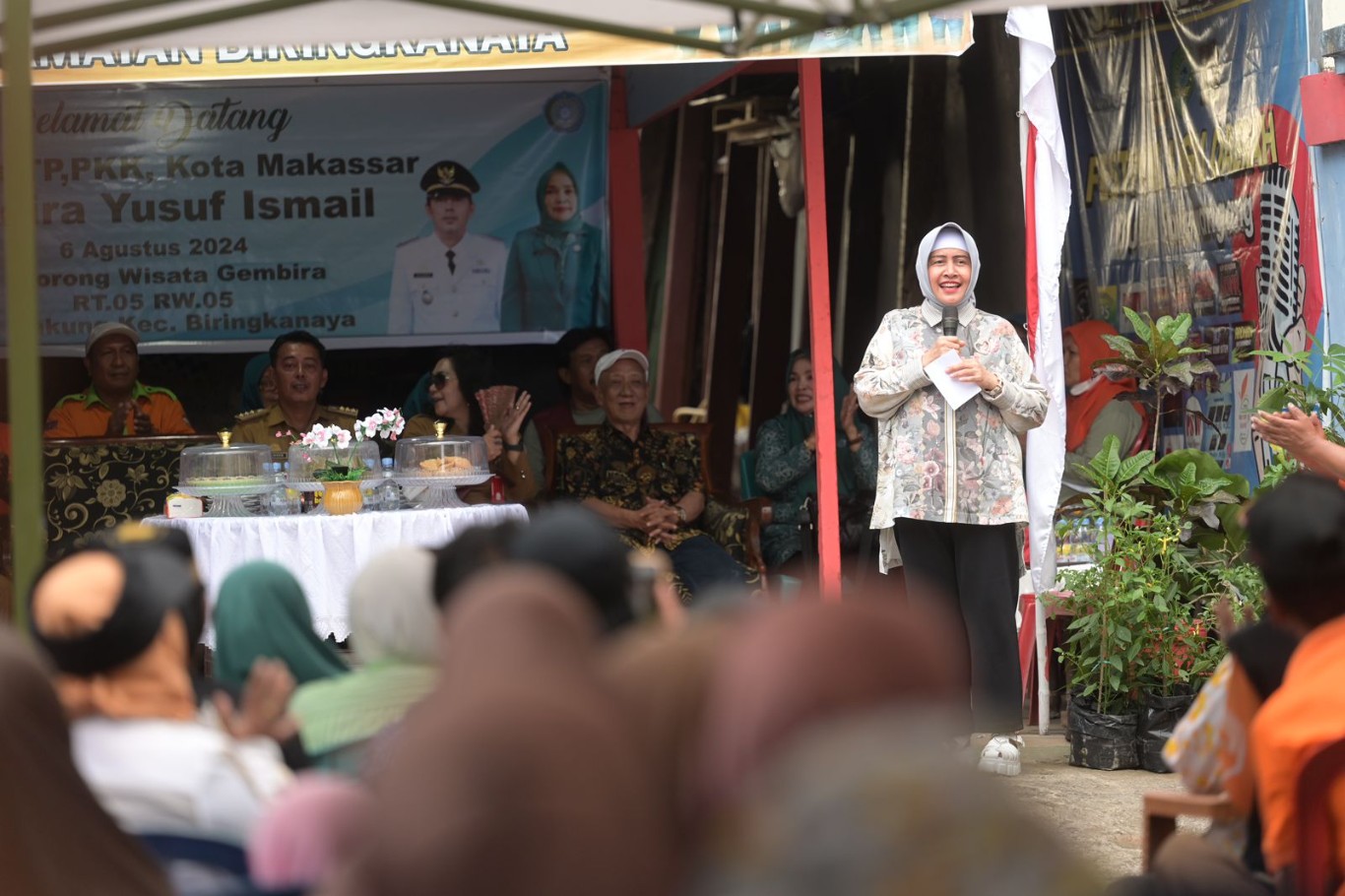 ist TINJAU--Ketua TP PKK Kota Makassar, Indira Yusuf Ismail melakukan peninjauan di tiga longwis yang terletak di tiga kecamatan di Kota Makassar, Selasa (6/8).