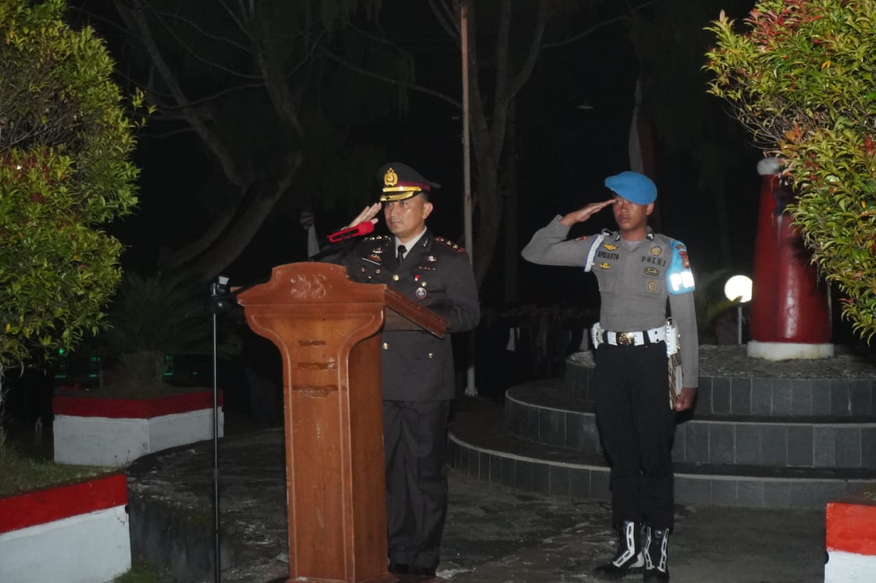 RENUNGAN SUCI -- Kapolres Luwu Timur, AKBP Zulkarnain dan Ipda Suharyanto sebagai pemimpin apel. Pada kesempatan tersebut Kapolres memimpin renungan suci di TMP Malili Soroako. 