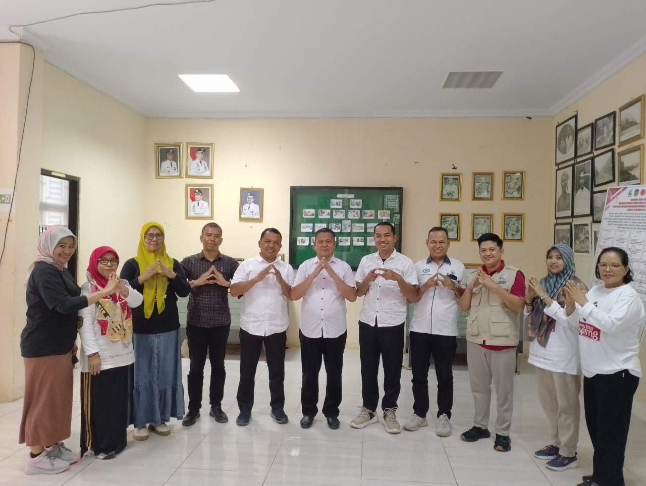 AUDIT -- DPK Kabupaten Luwu Timur menerima kunjungan dari Tim Pengawas Kearsipan Dinas Perpustakaan dan Kearsipan Provinsi Sulsel dalam rangka pelaksanaan audit kearsipan di Ruang Arsiparis Bidang Kearsipan, Malili, Rabu (21/8).