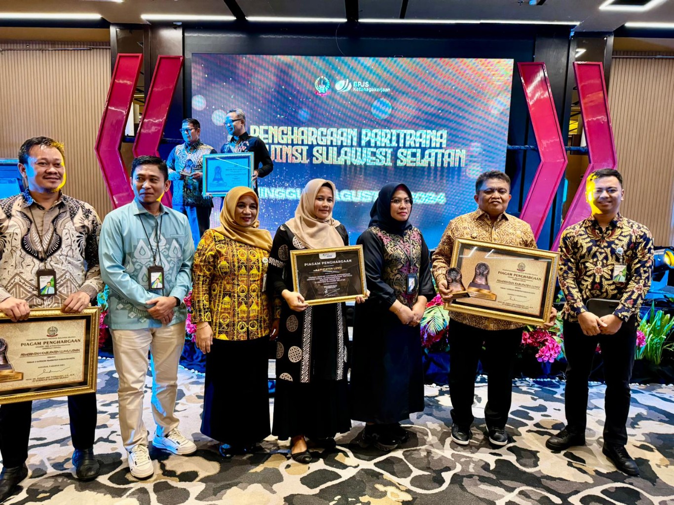 PARITRANA -- Kepala Kanwil BPJS Ketenagakerjaan Sulawesi Maluku, Mintje Wattu (tiga dari kanan) didampingi Kepala Kantor BPJS Ketenagakerjaan Cabang Palopo, Muminati (tiga dari kiri), foto bersama para penerima Paritrana Award.