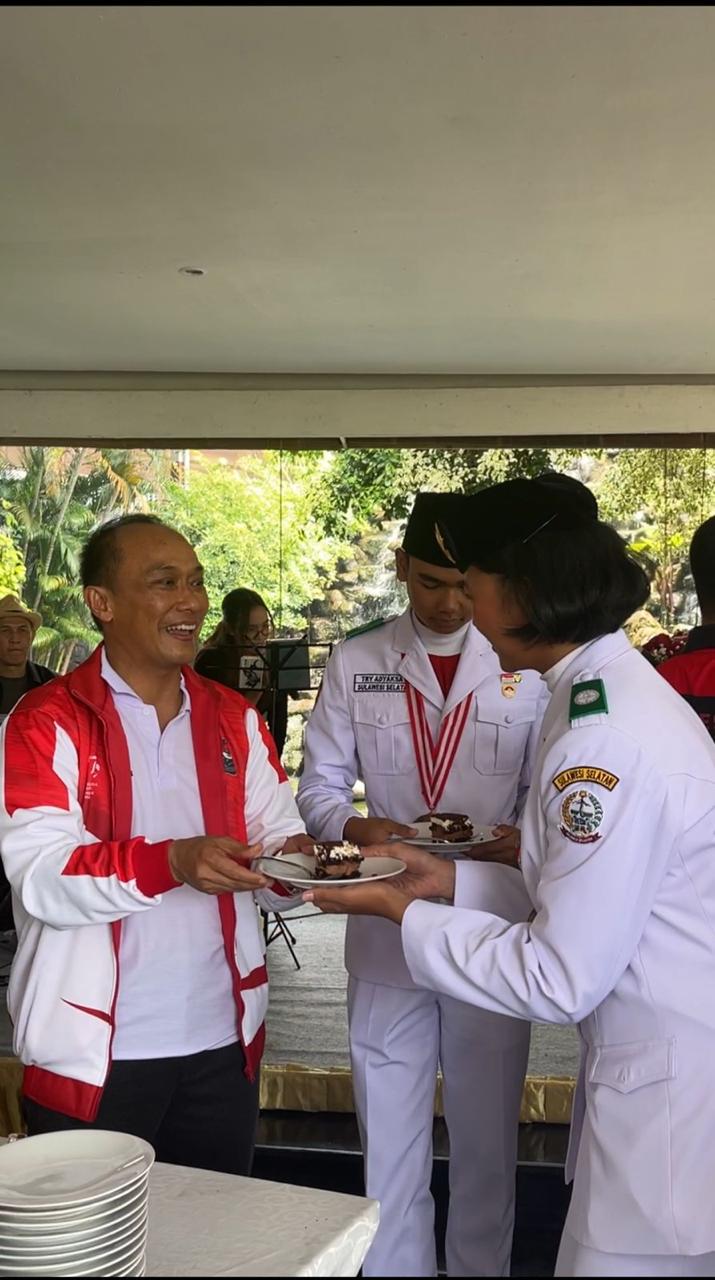 ist PELEPAS--Pj Gubernur Sulsel, Prof Zudah Arif Fakrulloh melepas kepulangan para Paskibraka usai menyelesaikan tugasnya menaikkan dan menurunkan bendera merah putih di Jakarta.
