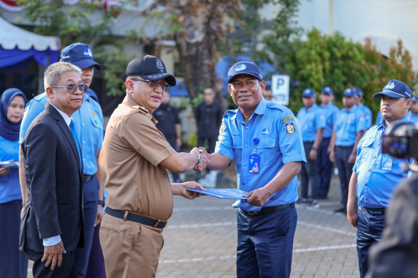 ist PENGHARGAAN--Asisten I Bidang Pemerintahan dan Kesejahteraan Rakyat Sekretariat Daerah Kota Makassar, Andi Muhammad Yasir menyerahkan penghargaan kepada pegawai PDAM atas masa kerja 10 dan 30 tahun pada Peringatan HUT ke-100 PDAM Kota Makassar, Kamis (8/8).