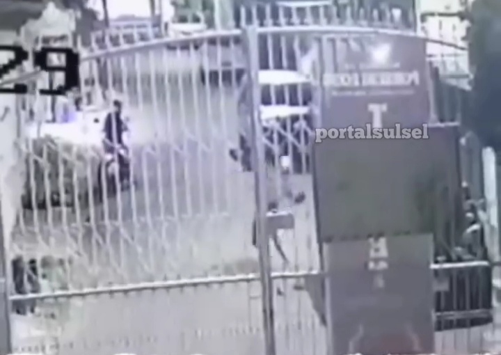 PELEMPARAN -- Pelaku pelemparan sekolah di SMA Negeri 2 Makassar dan SMP Negeri 8 Makassar yang terekam CCTV saat melakukan aksinya.