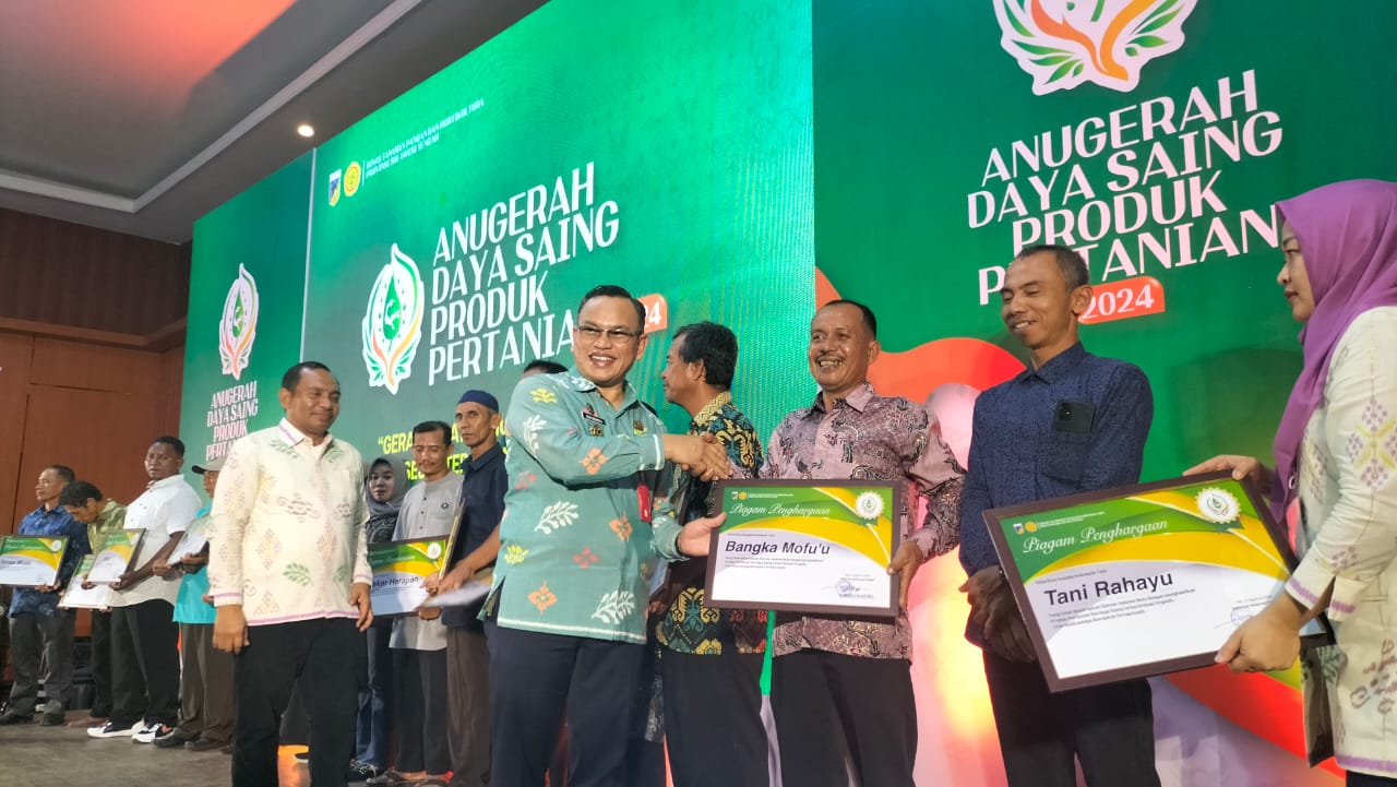 PENGHARGAAN -- Perwakilan Kelompok Tani Bangka Mofu’u binaan PT Vale Indonesia Tbk (PT Vale) IGP Morowali, menerima penghargaan dalam Anugerah Daya Saing Produk Pertanian. Penghargaan ini diberikan Dinas Tanaman Pangan dan Hortikultura Sulteng.