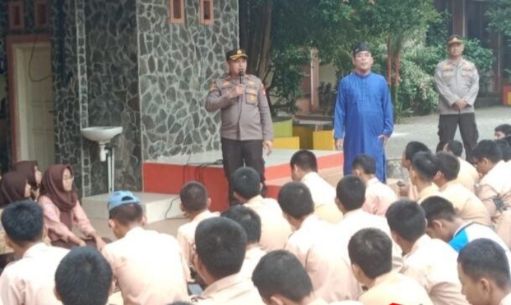 PERIKSA -- Kapolsek Tamalanrea, Kompol Muh Yusuf memberikan arahan kepada siswa dan siswi SMA 21 Makassar sebelum melakukan pemeriksaan dan penggeledahan tas siswa.