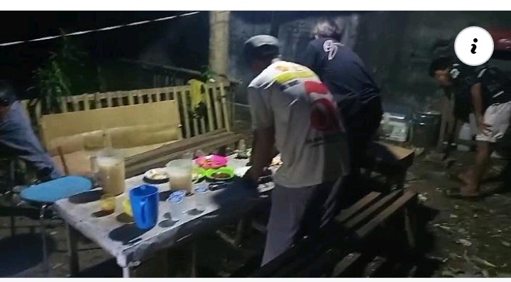 PESTA MIRAS -- Personel Polsek Manggala saat membubarkan sekelompok remaja yang sedang berpesta miras jenis ballo.
