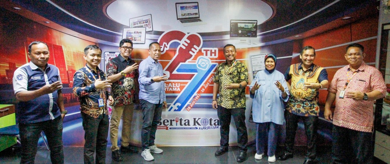 BKM/NUR HAMSAH BASO FOTO BERSAMA--Para petinggi di Penerbit PT Erlangga foto bersama dengan Direktur Harian Berita Kota Makassar Muh Arsan Fitri usai melakukan kunjungan media di ruang redaksi BKM, Senin (26/8).Kunjungan tersebut untuk mempererat kerjasama yang telah terjalin selama ini dan kembali dimaksimalkan lagi.