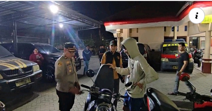 RAZIA -- Personel gabungan Polsek Tamalanrea yang melaksanakan razia kepada pengendara motor terutama yang menggunakan knalpot brong di wilayah hukum Polsek Tamalanrea-Polrestabes Makassar.