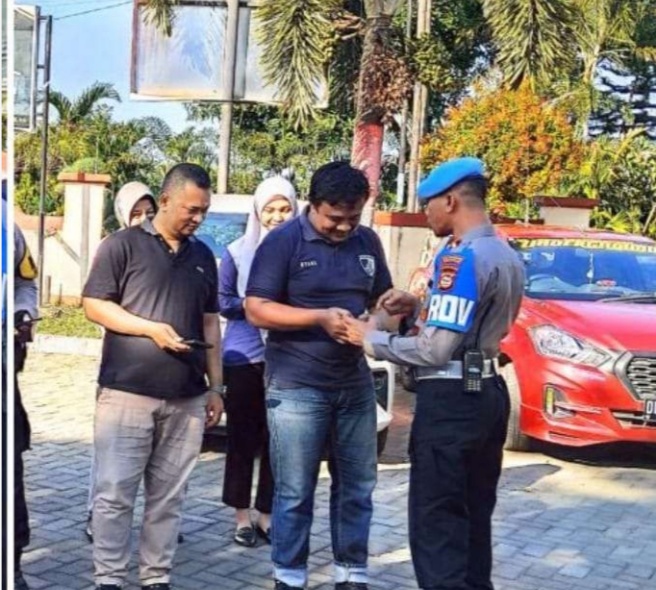 RAZIA -- Kanit Propam Polsek Tamalate menggelar razia dengan memeriksa identitas personel di Jalan Danau Tanjung Bunga Kota Makassar.