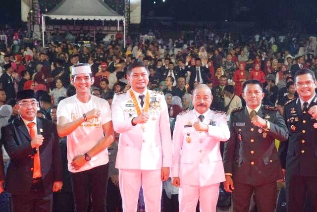IST RESEPSI -- Bupati Gowa, Adnan Purichta Ichsan, Wabup Abdul Rauf Malaganni, jajaran Forkopimda dan penyanyi Ridwan Sau foto bersama dimalam resepsi HUT ke-79 Kemerdekaan RI.