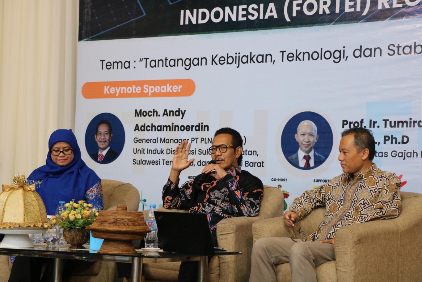 SEMNASTEK -- General Manager PT PLN (Persero) UID Sulselrabar, Moch. Andy Adchaminoerdin (tengah), sedang menjawab pertanyaan salah seorang peserta Semnastek UHO 2024 saat didaulat menjadi salah satu narasumber dalam seminar nasional tersebut.